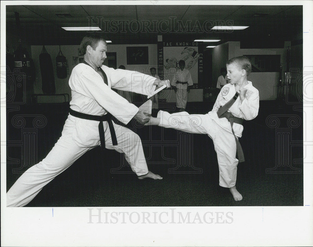 1985 Press Photo Child Breaks Board With Kick During Tae Kwon Do Class - Historic Images