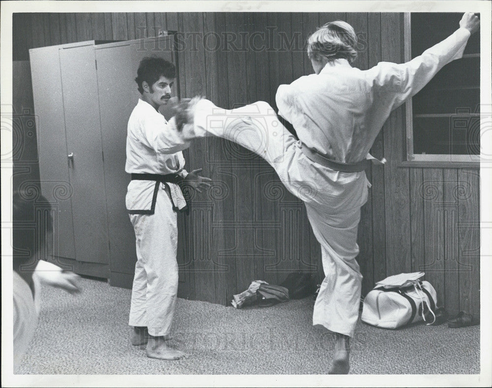 1979 Press Photo Don Seijas Tae Kwon Do Instructor Showing Round Off - Historic Images