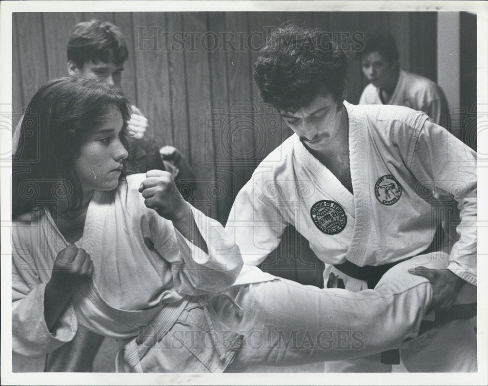 1979 Press Photo Don Seijas Instructing Girl In tae Kwon Do - Historic Images