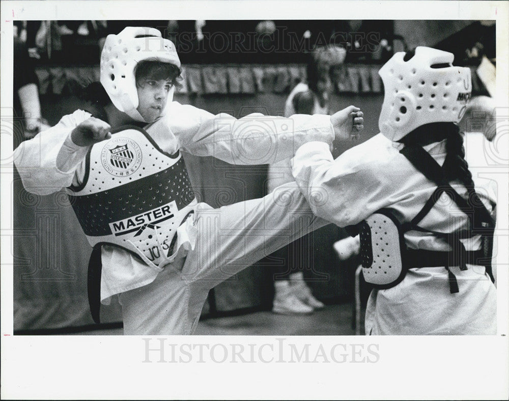 1988 Press Photo Erin Buckley Kicks Olympic Tae Kwon Do Match In South Tampa - Historic Images