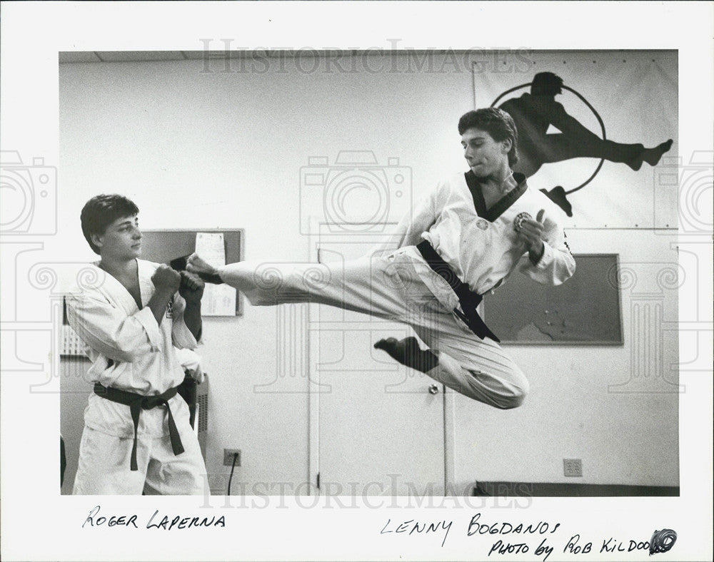 1989 Press Photo Tae Kwon Do Championships between Lenny Bogdanos &amp; Rodger Laperna - Historic Images