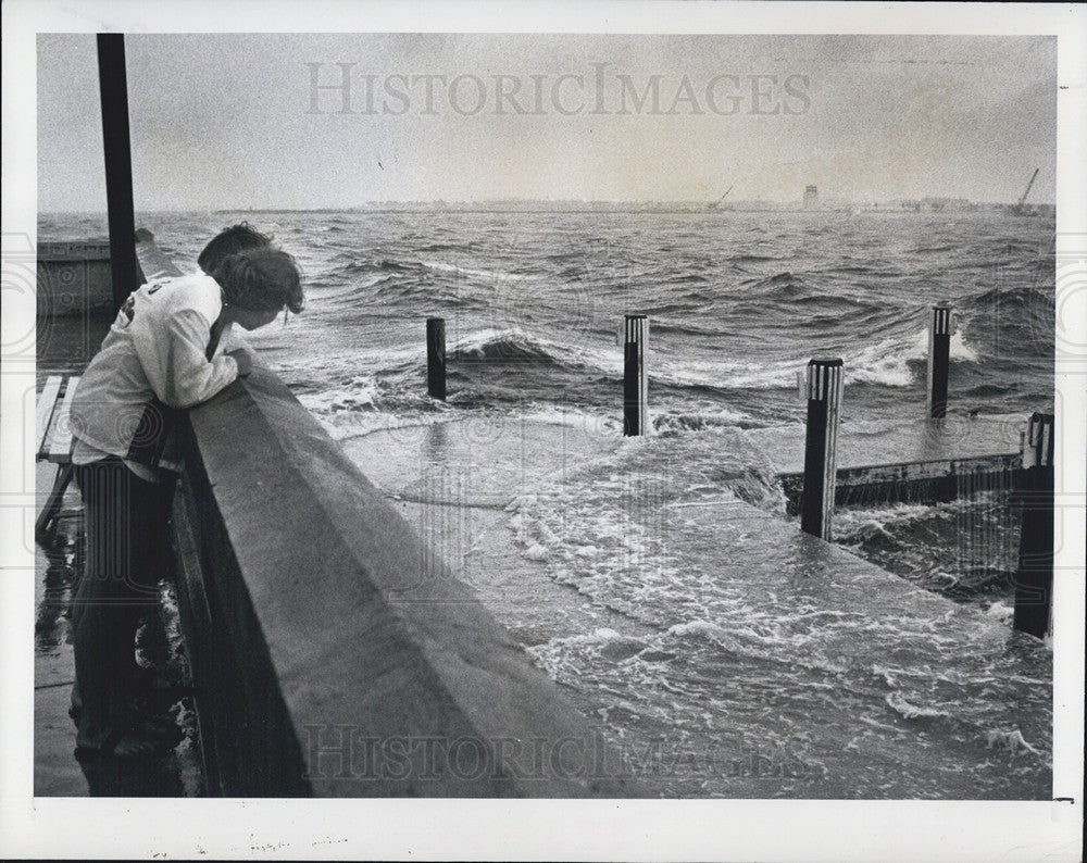 1977 Press Photo Waves wash over boat landings at the Pier in St Petersburgh - Historic Images