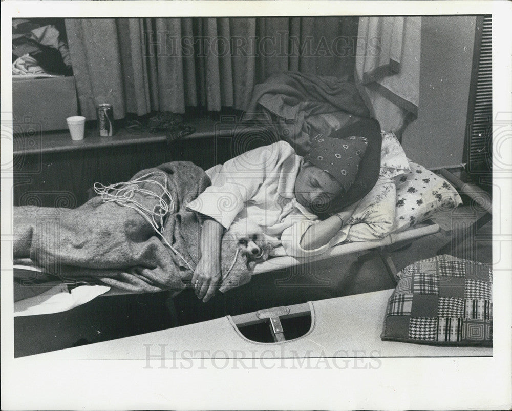 1979 Press Photo Flood Refugee At Garden Crest united Presbyterian Church - Historic Images