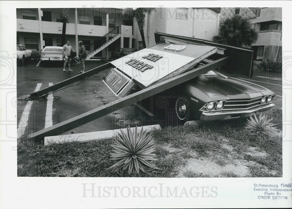 1982 Press Photo High Wind Damage, Sea Treat Motel Sign, Indian Rocks Beach - Historic Images