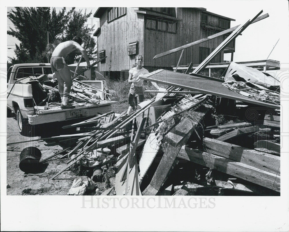 1982 Press Photo Phil Shasteen, Michele Young, Sunset Beach, Storm Debris - Historic Images