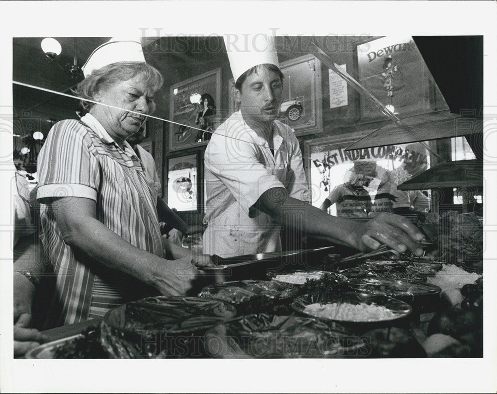 1983 Press Photo Ruth Shaw taught by Terry Meadows finer points of the salad bar - Historic Images