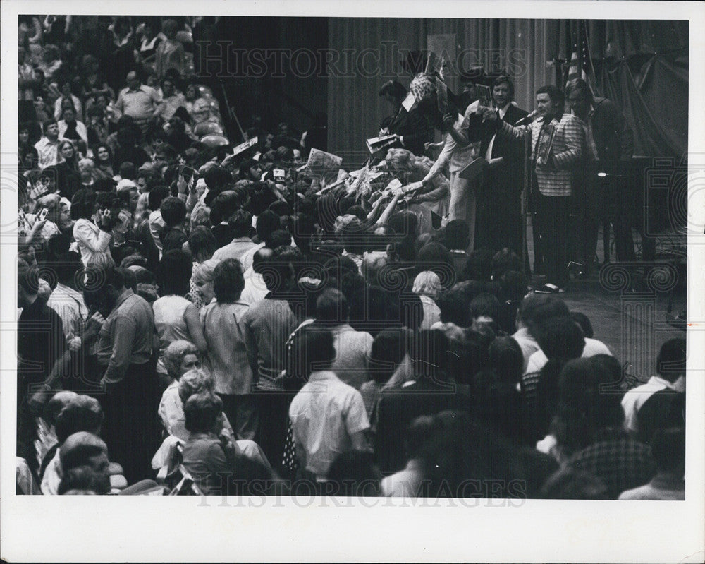 1974 Press Photo Fans Jam Stage Autographs Country Music Festival Tampa Florida - Historic Images