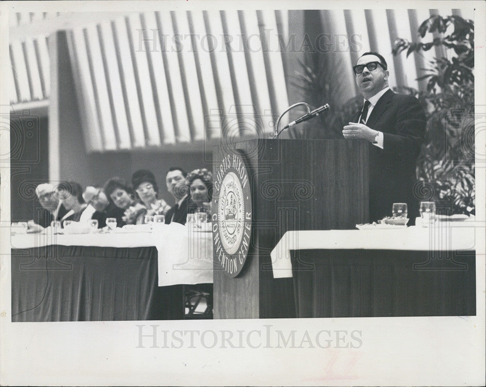 1965 Press Photo Art Buchwald Humor Columnist Tampa Convention Hall Luncheon - Historic Images