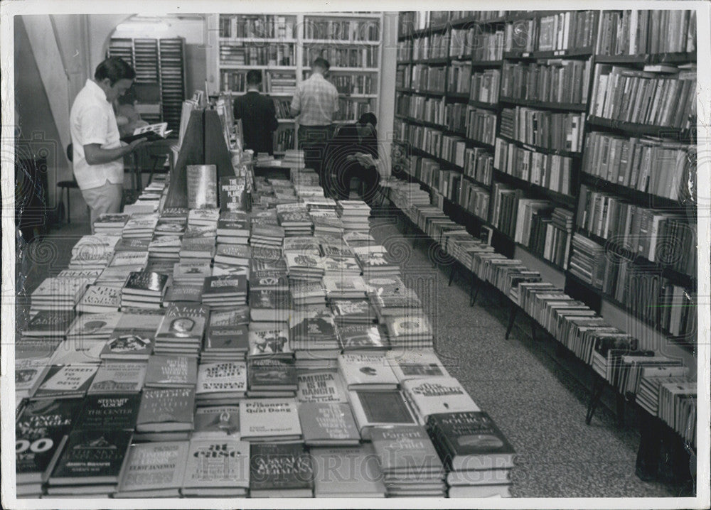 1969 Press Photo Library Scene Table Full Of Books People Browsing - Historic Images