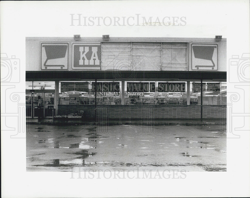 1984 Press Photo Kash N Karry Store At 62nd Ave Sign Broke In Storm St Petersbrg - Historic Images