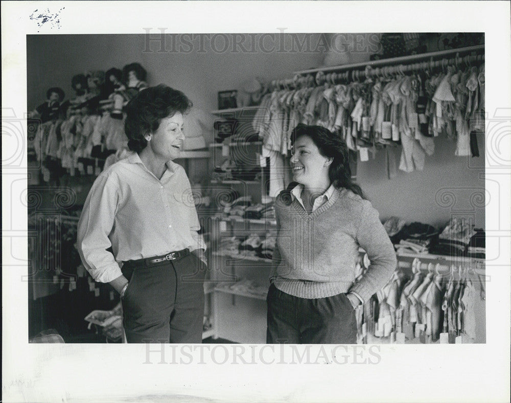 1983 Press Photo Storks landing consignment shop Shirley Williams and Judy - Historic Images