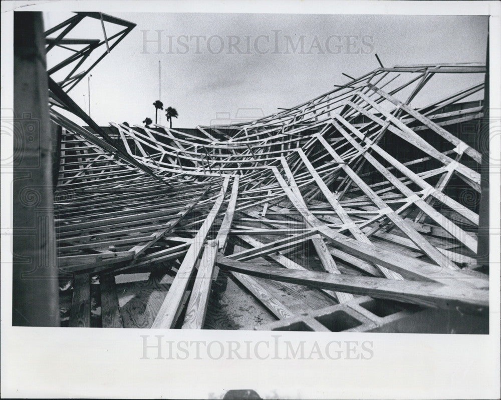 1981 Press Photo Winds knock down roof chateaux versailles - Historic Images