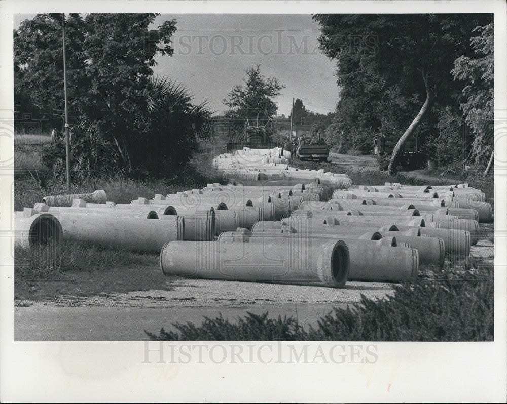 1973 Press Photo Storm Drain Pipes Lined Up Tampa South Crosstown Expressway - Historic Images