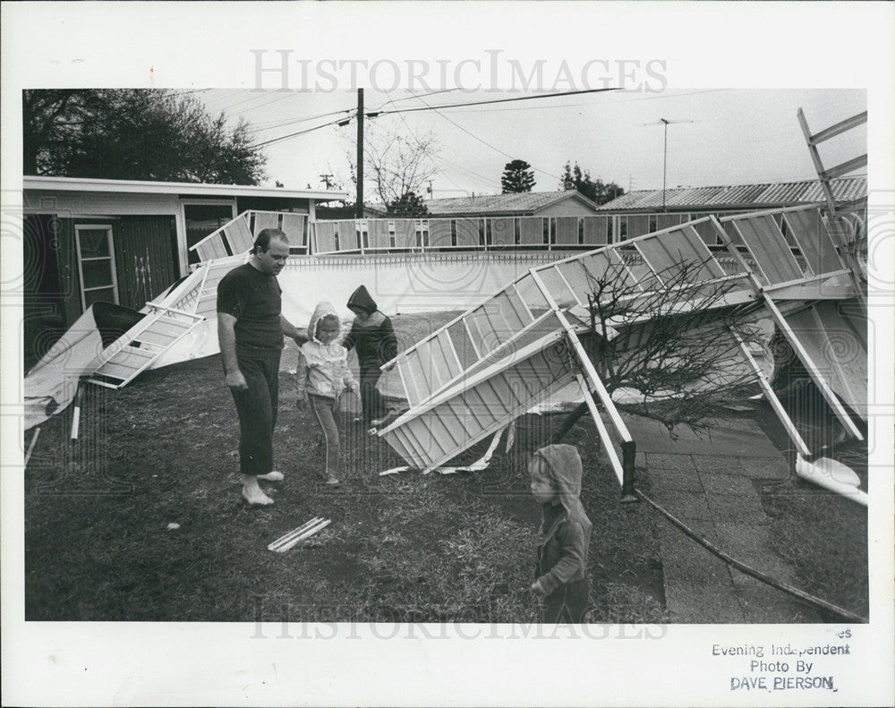 1984 Press Photo Mid Pinellas Storm Damage Of Family Pool Florida - Historic Images