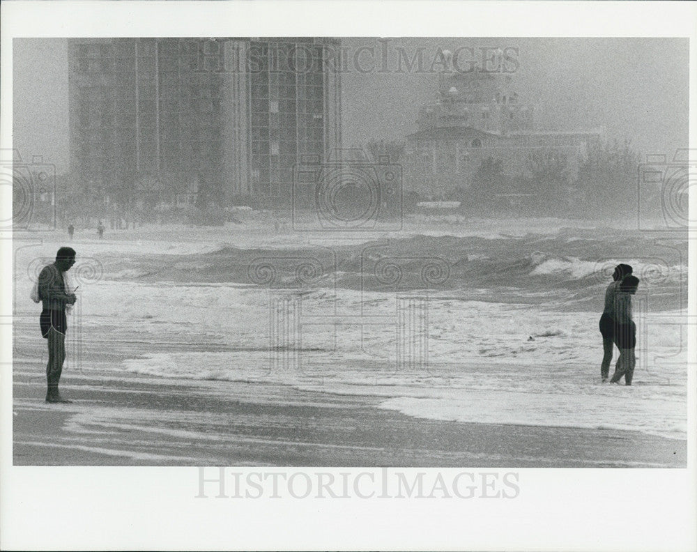 1984 Press Photo Low Visability Blowing Sand And Mist On Beach St Petersburg - Historic Images