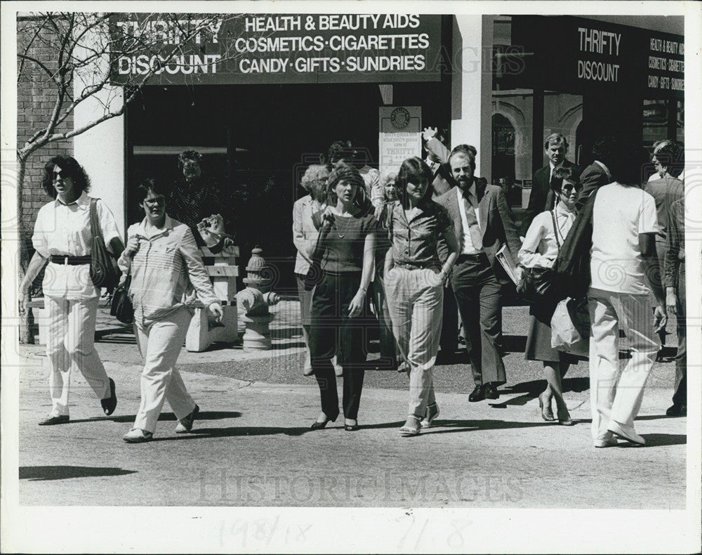 1985 Press Photo 30,000 People Flood Tampa&#39;s Downtown Streets - Historic Images