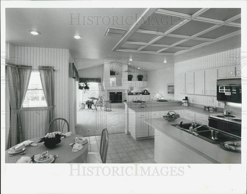 1987 Press Photo Diamond Hotel Kitchen - Historic Images