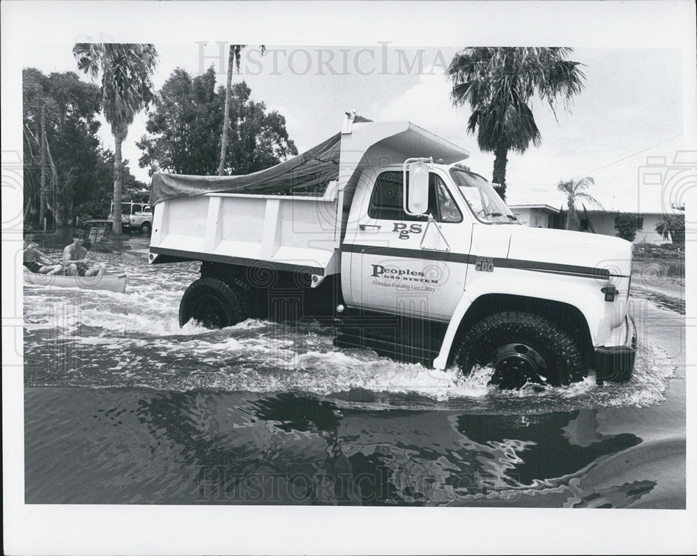 Press Photo PGS gas truck driving through flooded street - Historic Images