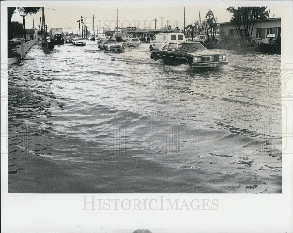 1978 Press Photo cars sputter through flooding - Historic Images