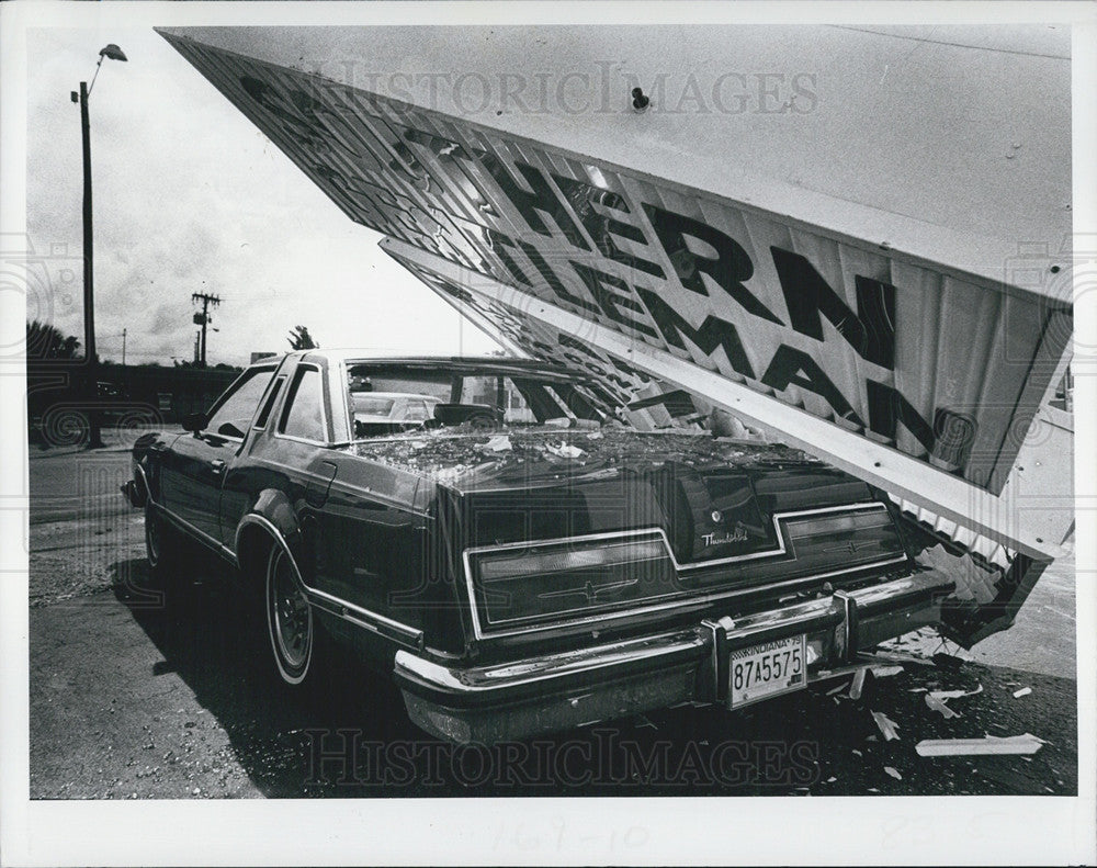 1978 Press Photo Wind caused sign to fall on car in Florida - Historic Images