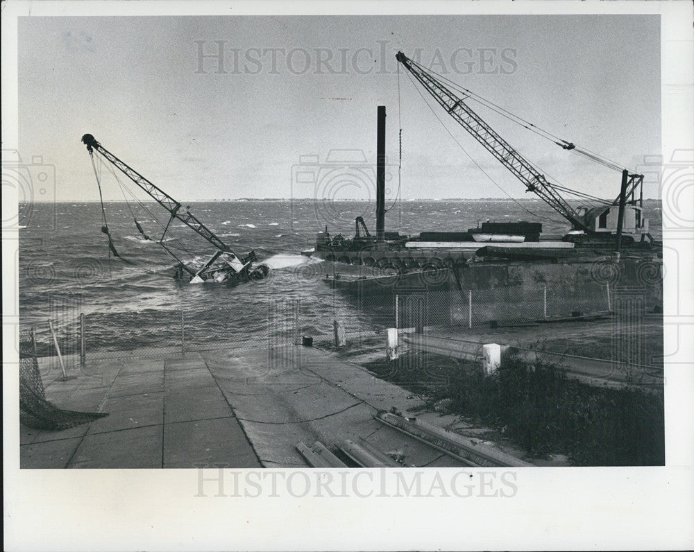 1978 Press Photo Crane barge grounded by high winds in Fla. - Historic Images