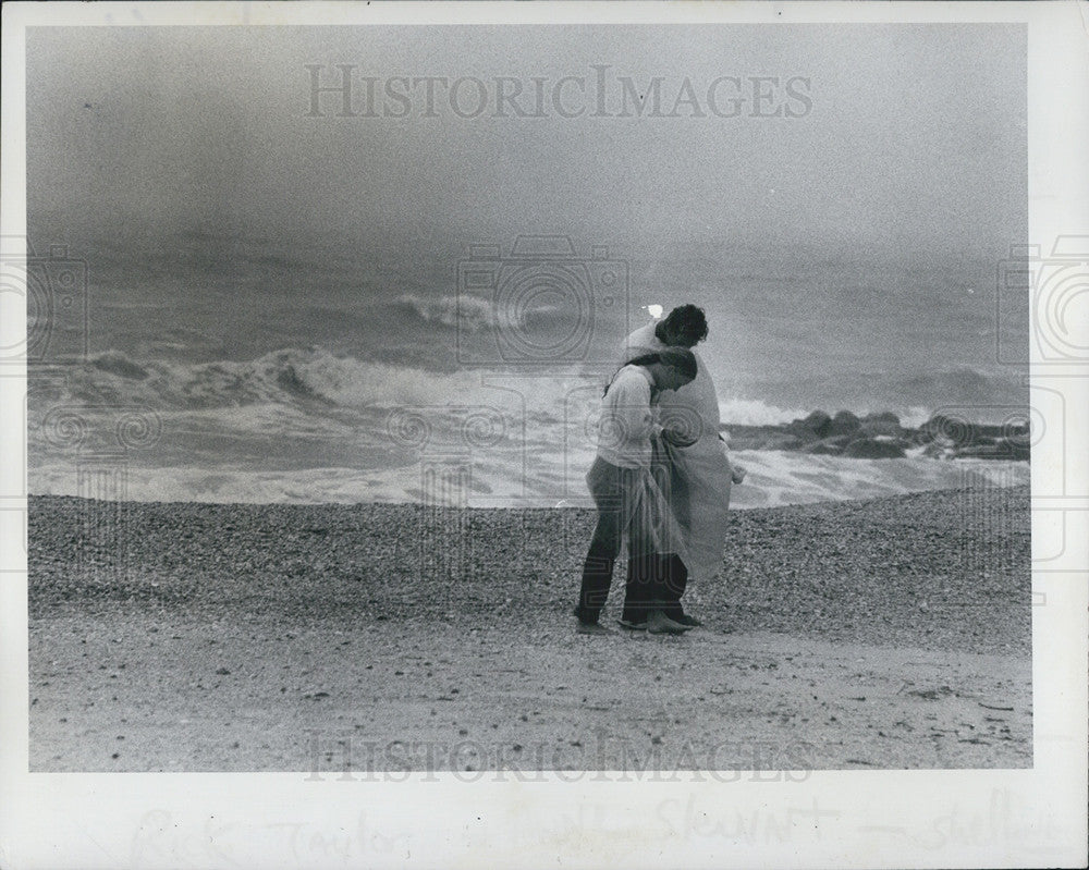 1978 Press Photo Rick Taylor &amp; Anne Stewart on Fla. beach during stormy weather - Historic Images