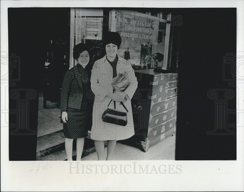 1975 Press Photo Grace Kan Tong Eastern Woman As Liberated Western Author - Historic Images