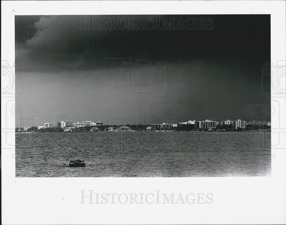 1989 Press Photo Woman In Raft Off Belleair Causeway In Calm Before Storm - Historic Images