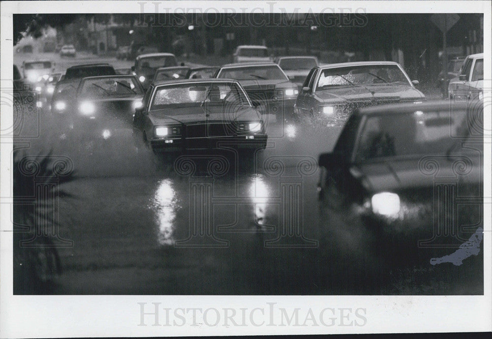 1987 Press Photo Cars Drive Through Water In 4th St And 2nd Ave St Petersburg - Historic Images