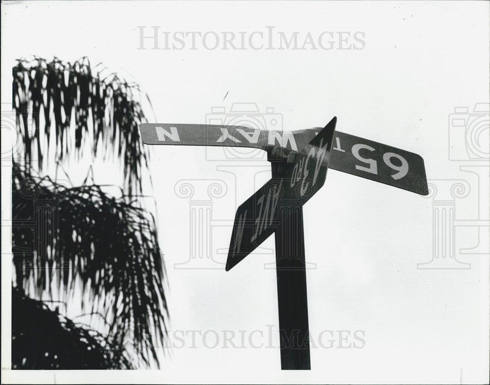 1987 Press Photo Storm bent Sign At 43rd Ave N And 59th Way St Petersburg - Historic Images