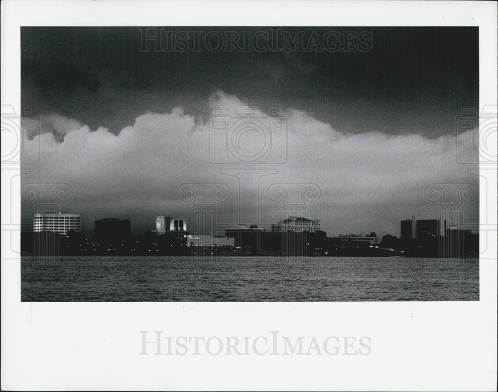 1988 Press Photo Storm Clouds Create Ominious Sky Over Clearwater - Historic Images