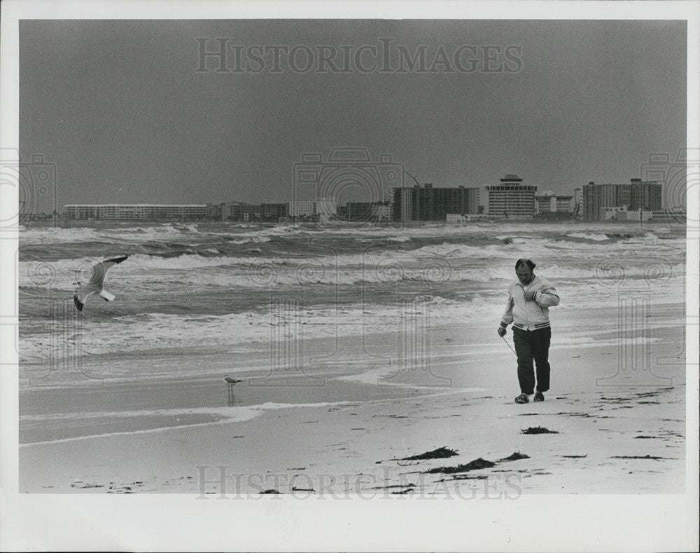 1985 Press Photo Montreal&#39;s Brian Doran Walks The Beach Pinella County - Historic Images