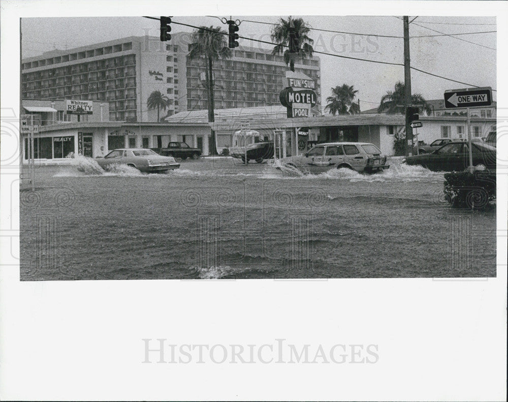 1987 Press Photo Deluge Stymies Traffic On Causeway Blvd Near Civic Center - Historic Images