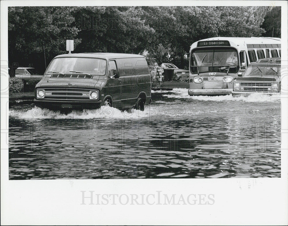 1987 Press Photo Flooded Street At 61st St And 9th Ave North Pinella County - Historic Images