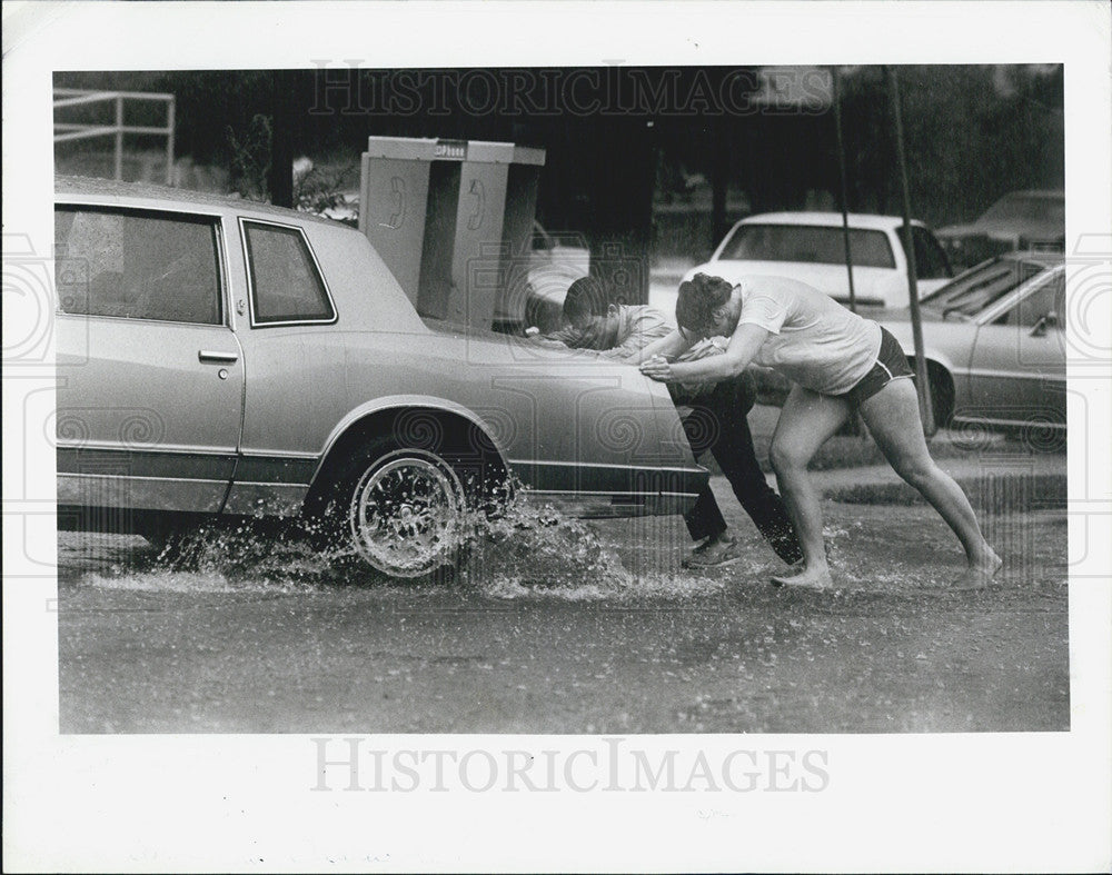 1987 Press Photo Two People Help Stalled Motorist Flooded 
Grove Street Myrtle - Historic Images