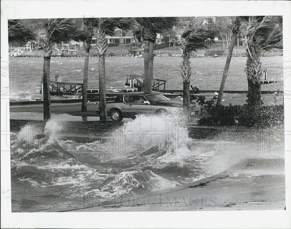 1987 Press Photo Waves Breaking Against Sea Wall Belleair Causeway Clearwater - Historic Images