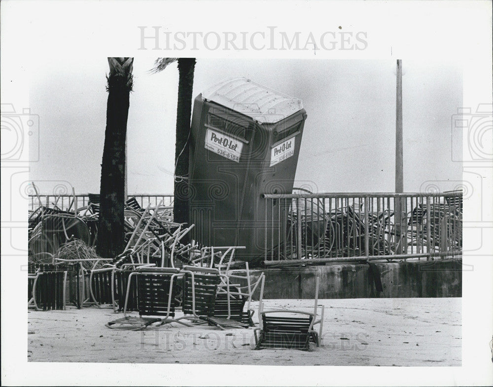 1987 Press Photo Port-O-Let Mangled Folding Chairs Adam&#39;s Mark Hotel Storm - Historic Images