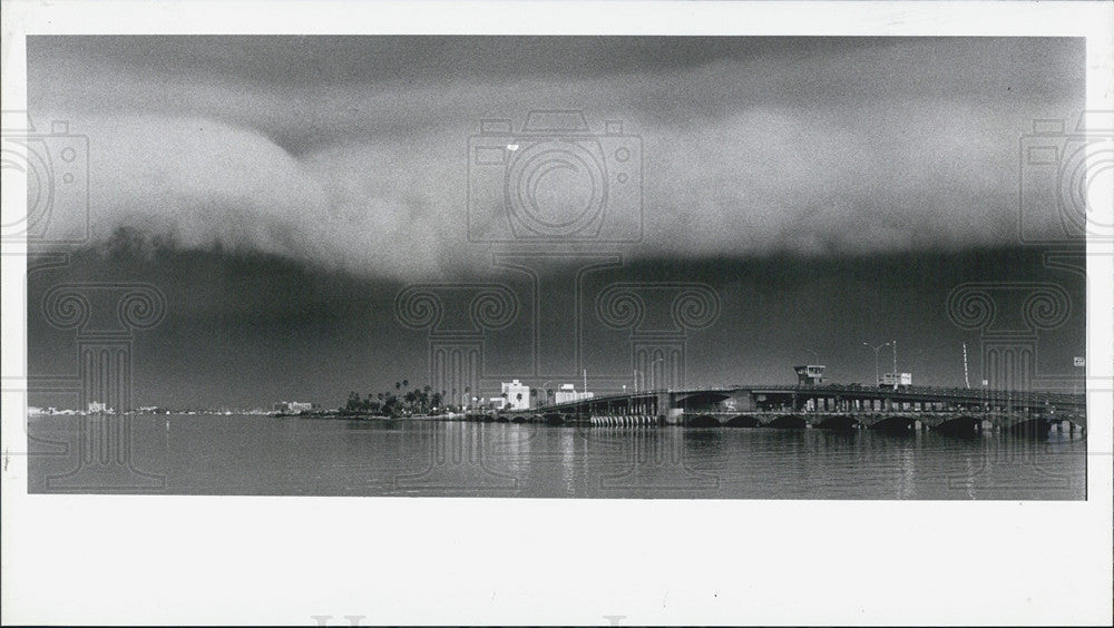 1986 Press Photo Storm Moves In Gulf Memorial Causeway St. Petersburg Florida - Historic Images