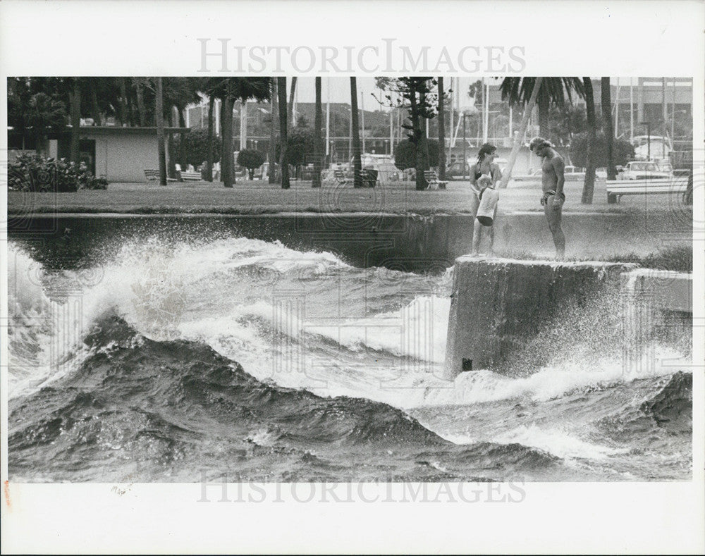 1985 Press Photo Cindy Manning Son Ryan Donald Jetter High Wind Waves Vinoy - Historic Images