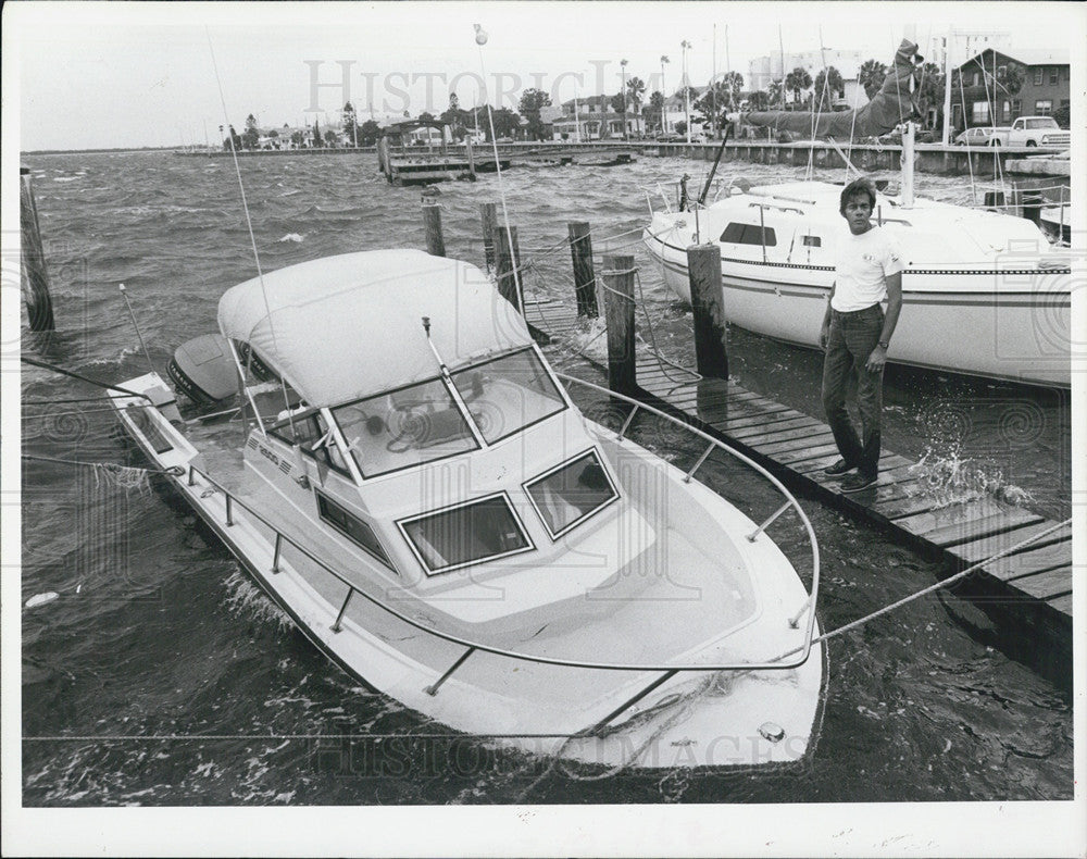 1986 Press Photo Richard Wall Partially Submerged Cabin Cruiser Pass-A-Grille - Historic Images