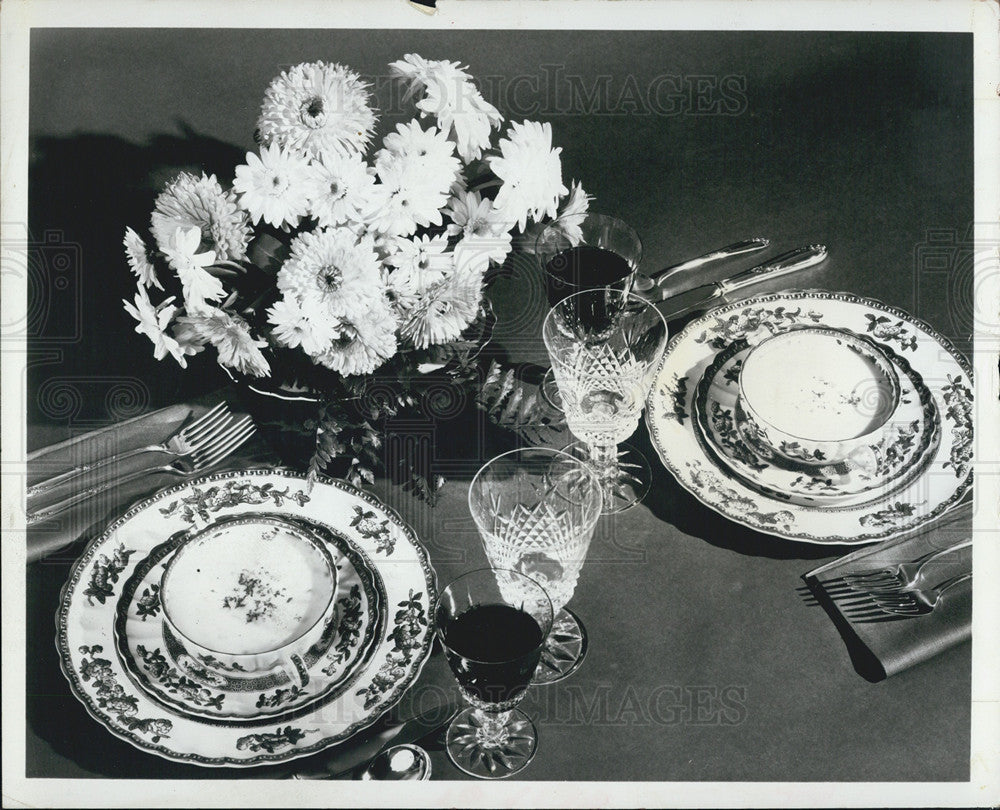 Press Photo Plates Crystal Dishes Centerpiece Flowers Flatware Silverware Dining - Historic Images