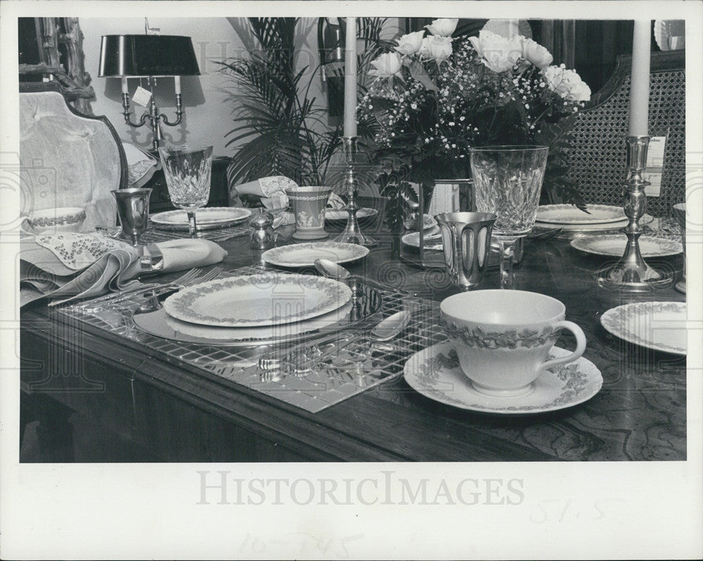 1977 Press Photo Mirrored Placemats Princess Chasca Chapter DAR China Queen&#39;s - Historic Images