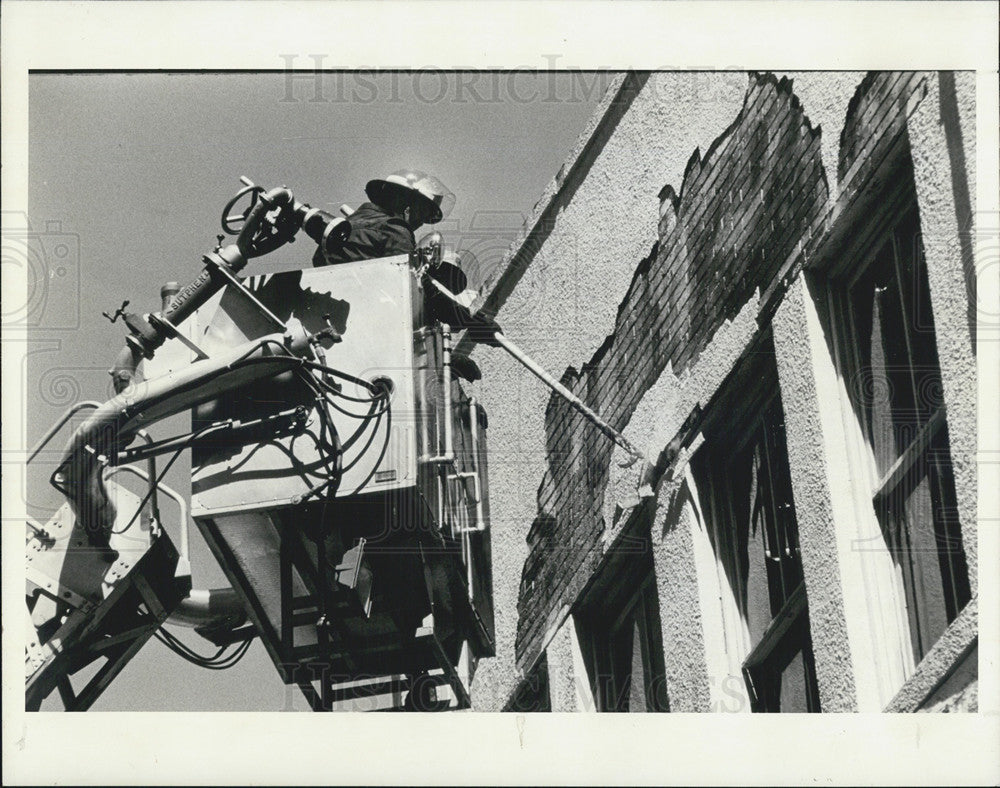 1991 Press Photo Tampa Firefighters Chip Stucco Falling Stucco From Building - Historic Images