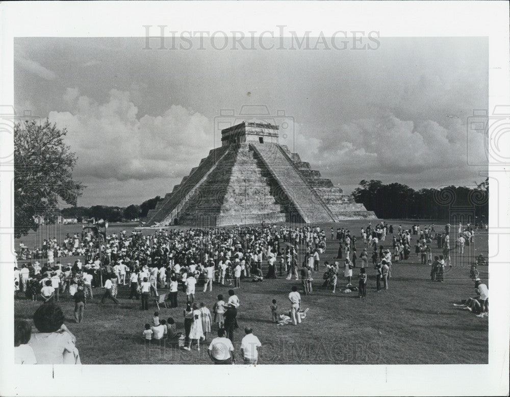 1960 Press Photo Crowd Enjoying The Mayan Stone Pyramid Chichen Itza - Historic Images