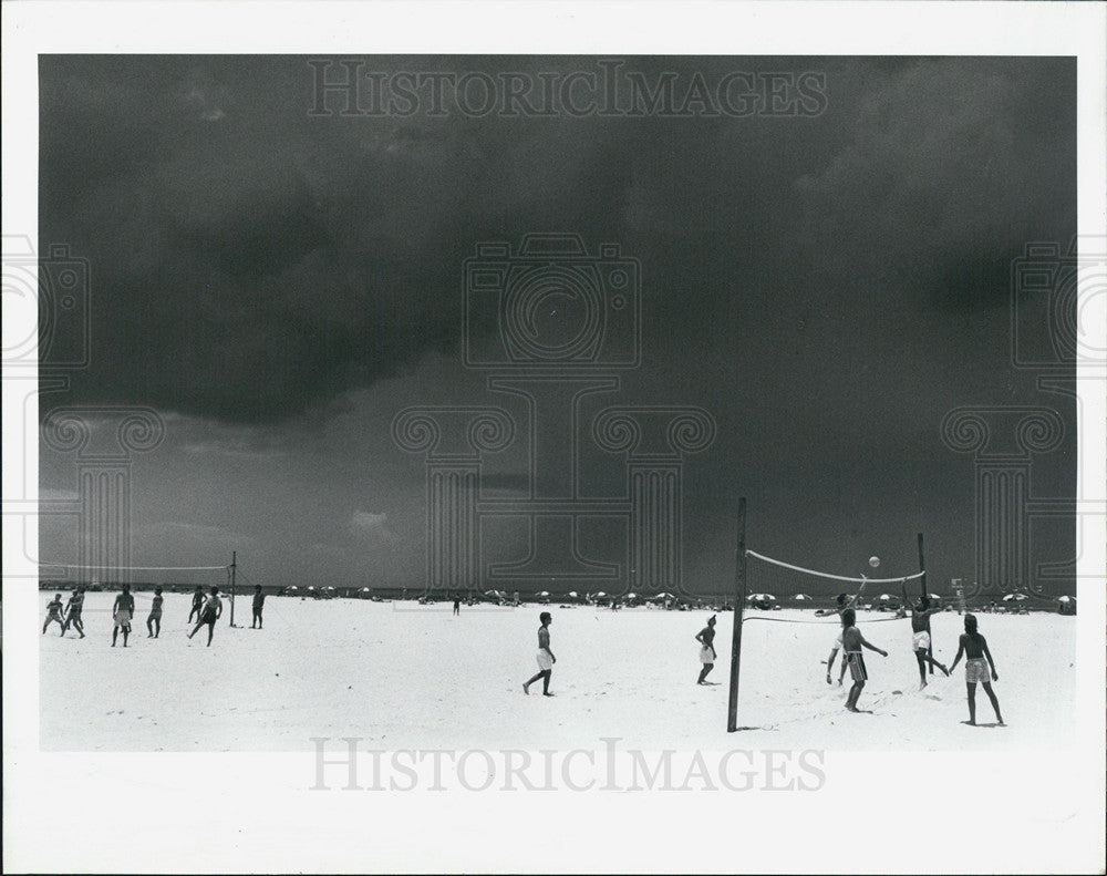 1988 Press Photo Beach Volleyball Clearwater Beach Thunderstorms Gulf - Historic Images