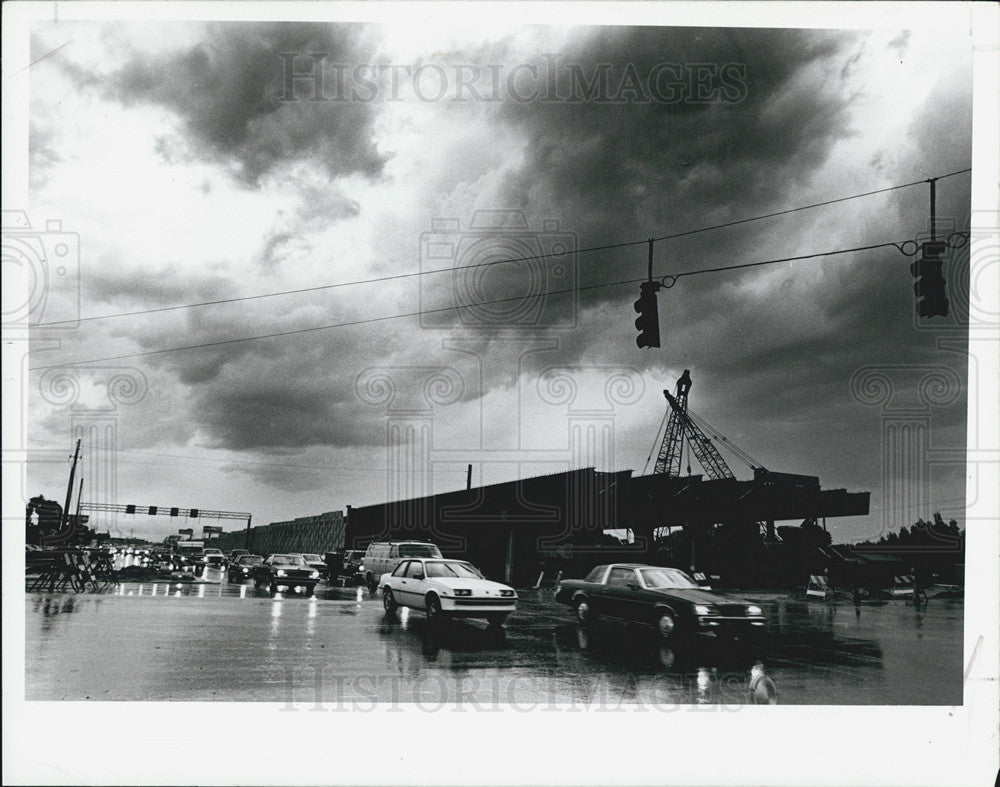 1988 Press Photo Traffic U.S. 19 East Bay Drive Thunderstorms Cars Clouds - Historic Images