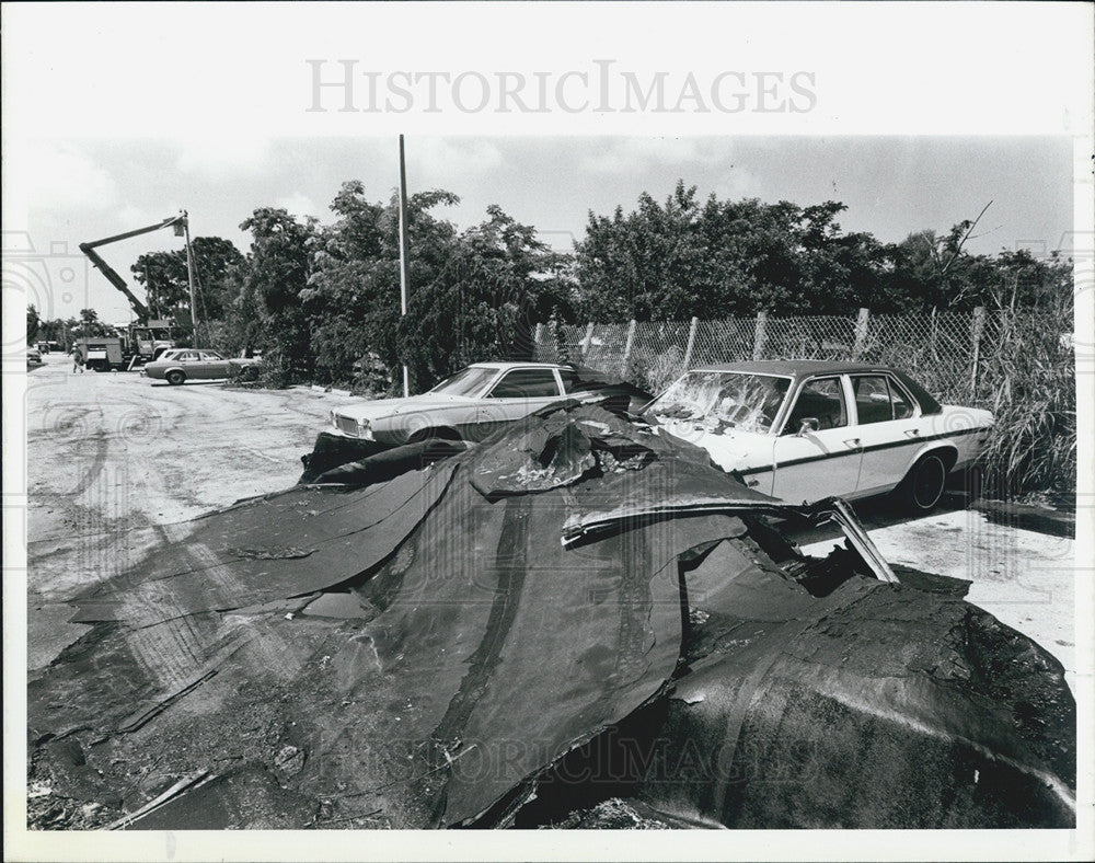 1987 Press Photo Pieces Roof   Storm Tenants Cars Crushed Tanglewood Complex - Historic Images