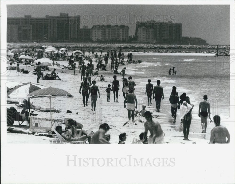 1988 Press Photo Florida Beaches Crowds Before Dark Skies Storms Chase Away - Historic Images