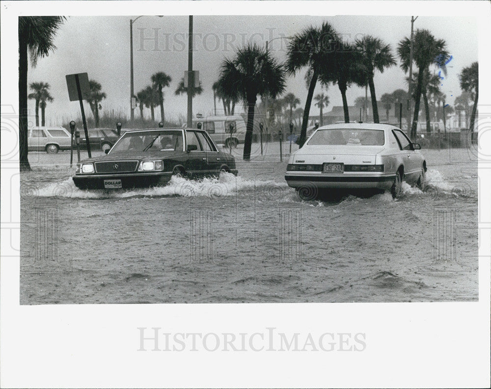 1987 Press Photo Clearwater Beach Storm Rain Cars - Historic Images