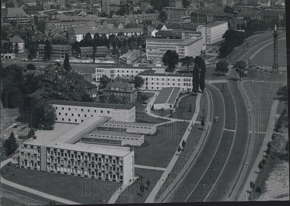 1957 Press Photo Watherloo Square view of one of the 35 yard parkways - Historic Images